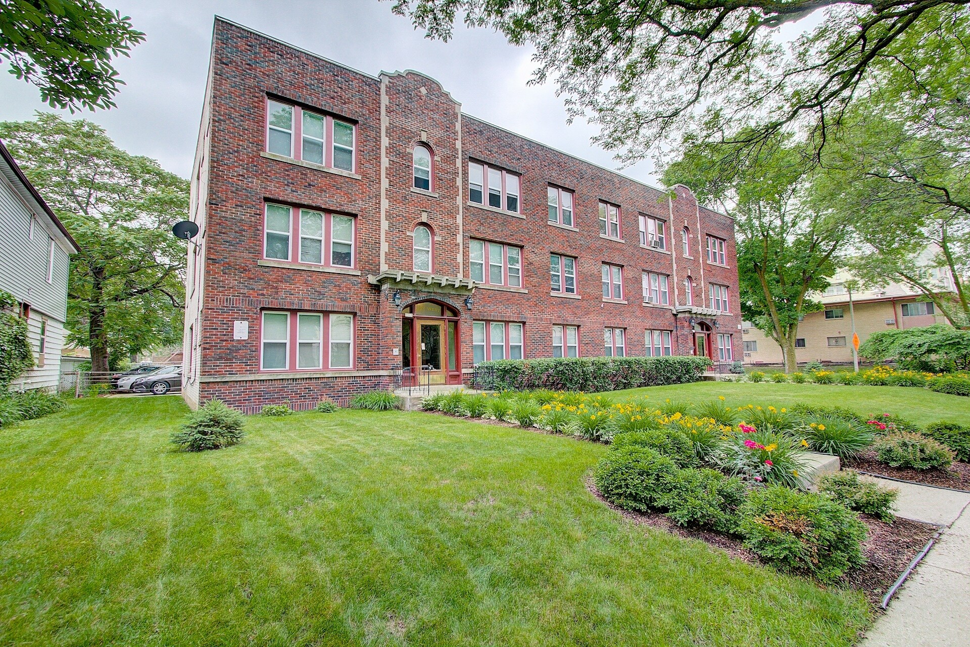 3313-3319 W Wells St, Milwaukee, WI à vendre Photo du bâtiment- Image 1 de 24