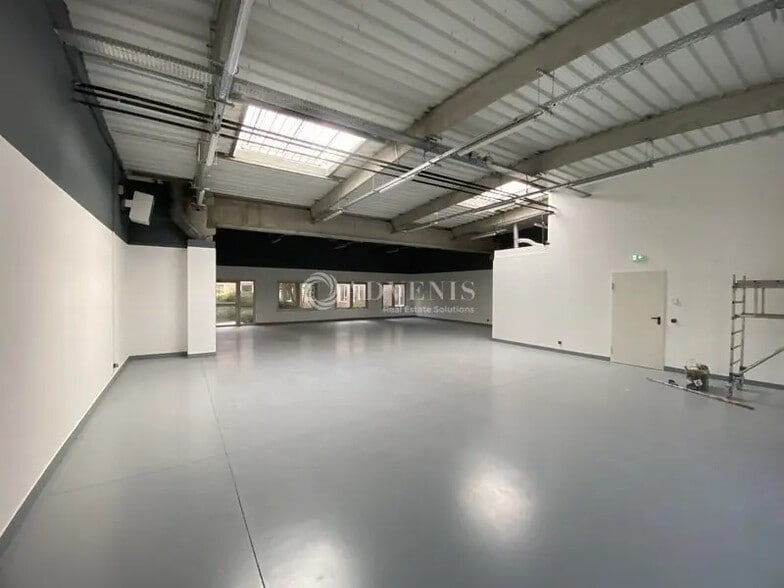 Flex in Trappes for lease - Interior Photo - Image 3 of 9