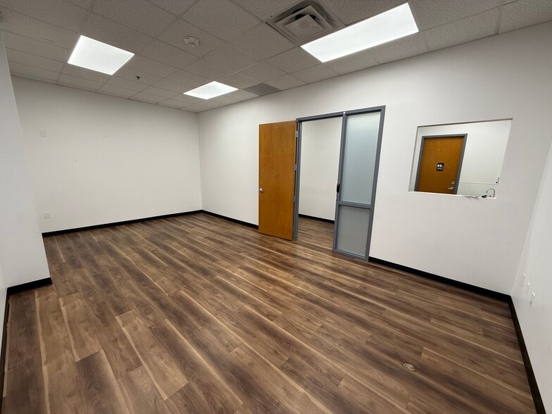 2340 E Beardsley Rd, Phoenix, AZ for lease - Interior Photo - Image 2 of 26