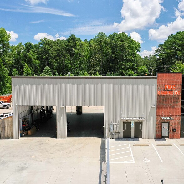 608 S Hoover Rd, Durham, NC à louer - Photo du bâtiment - Image 2 de 9