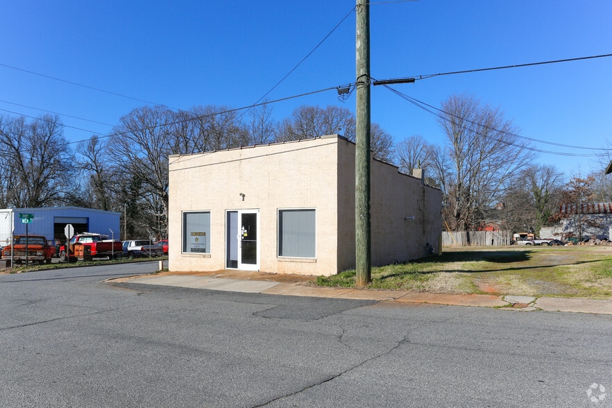 20 W 11th St, Newton, NC for lease - Building Photo - Image 2 of 6