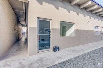 7440-7458 NW 8th St, Miami, FL à louer Photo du bâtiment- Image 2 de 12