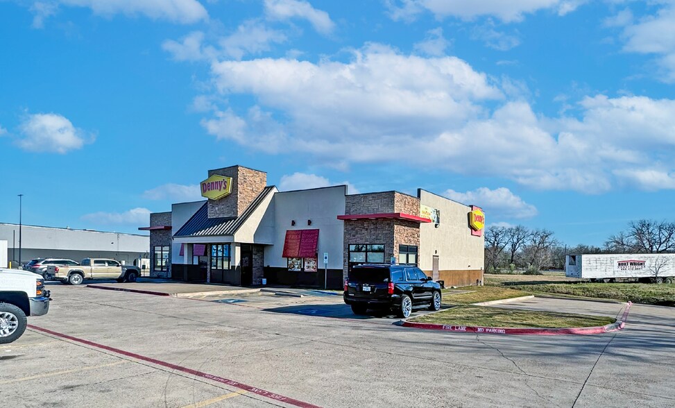 709 N Interstate 35, Waco, TX à louer - Photo du bâtiment - Image 2 de 8