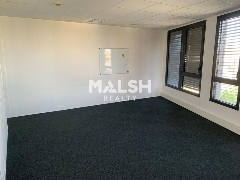 1 Avenue Salvador Allende, Vaulx-en-Velin for lease - Interior Photo - Image 3 of 12