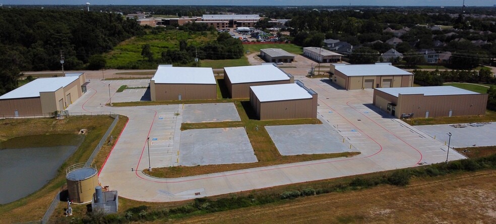 11811 Champion Forest Dr, Houston, TX for lease - Building Photo - Image 3 of 6