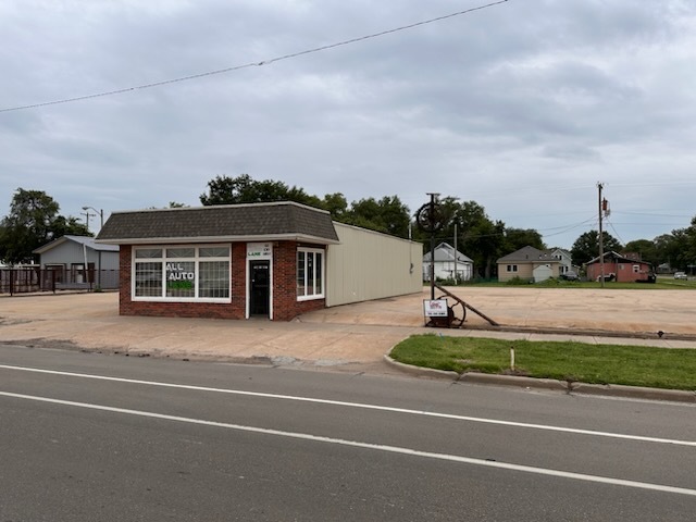 645 N Santa Fe Ave, Salina, KS for lease - Primary Photo - Image 1 of 4