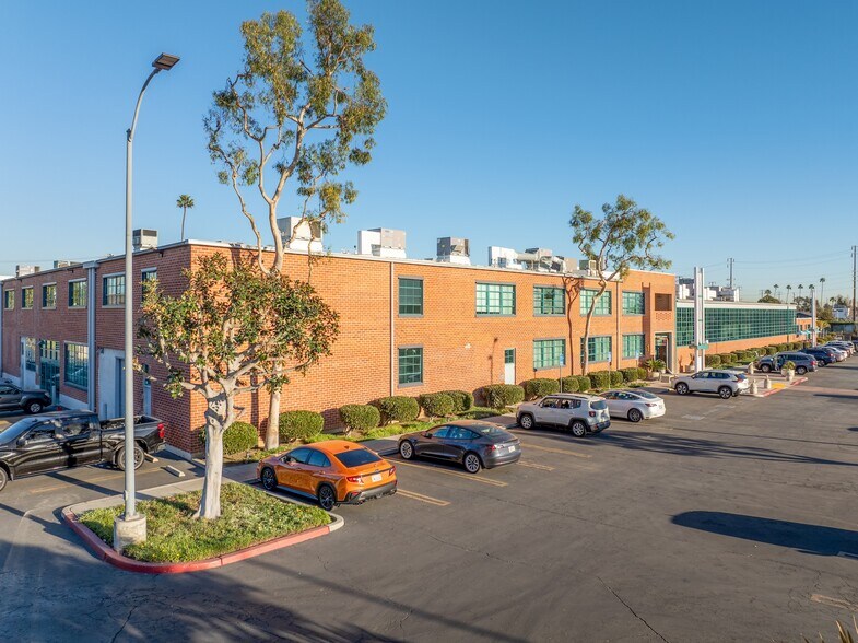 2440 S Sepulveda Blvd, Los Angeles, CA à louer - Photo du bâtiment - Image 2 de 10