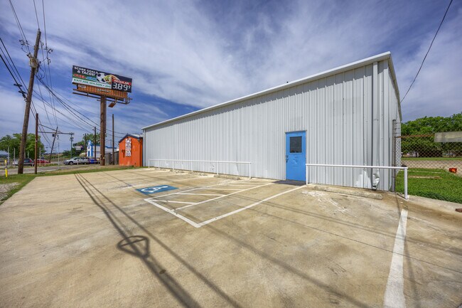 Plus de détails pour 617 G Alexander fwy, Duncanville, TX - Industriel à louer