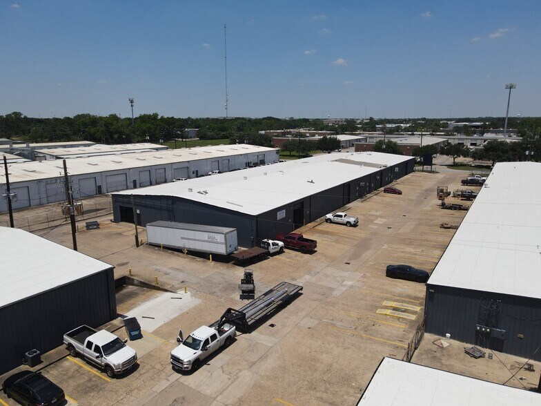 9863 Tanner Rd, Houston, TX à louer - Photo du bâtiment - Image 2 de 8