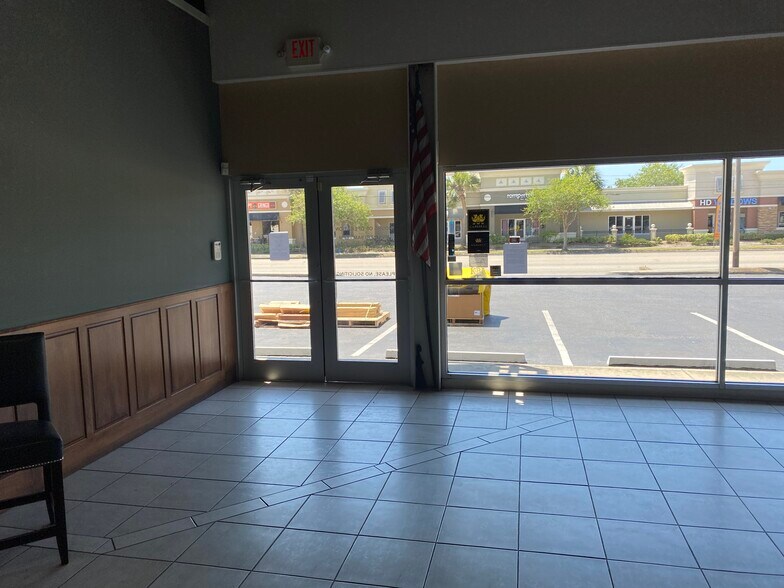 2599 22nd Ave N, Saint Petersburg, FL for lease - Interior Photo - Image 2 of 11