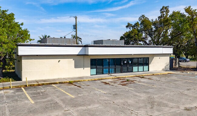 Plus de détails pour 825 Del Prado Blvd S, Cape Coral, FL - Commerce de détail à vendre