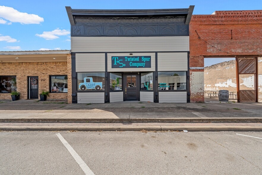 219 Ave C, Rosebud, TX for sale - Building Photo - Image 2 of 27