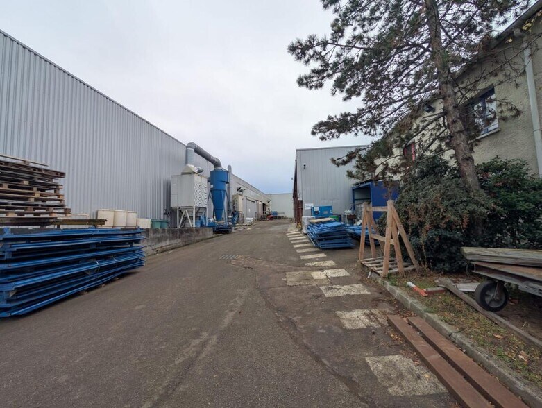 Flex in Buchelay for lease - Building Photo - Image 3 of 15