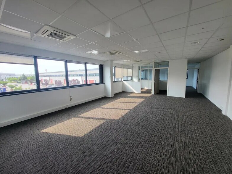 355 Avenue Henri Schneider, Meyzieu for lease - Interior Photo - Image 1 of 6