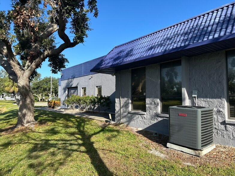 7555 Commerce Ct, Sarasota, FL à louer - Photo du bâtiment - Image 3 de 7