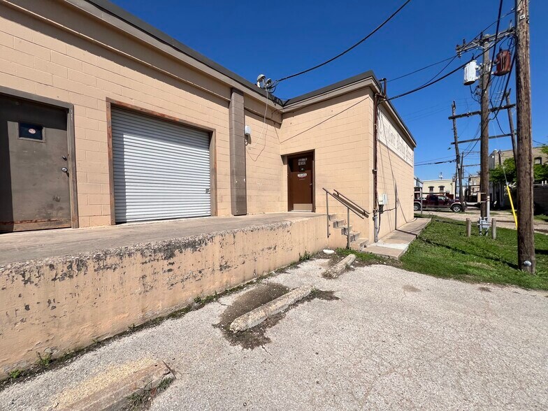 211 W 3rd St, Taylor, TX à louer - Photo du bâtiment - Image 1 de 11