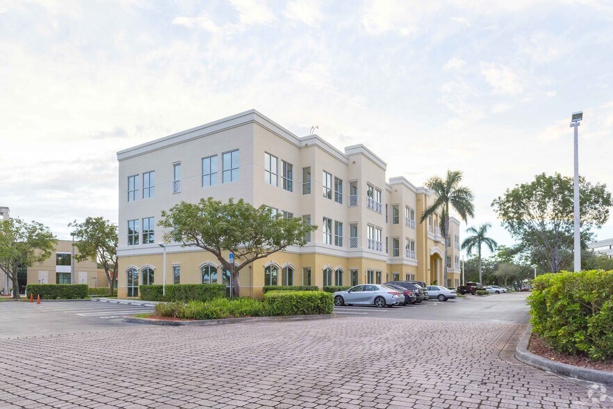 14400 NW 77th Ct, Miami Lakes, FL à louer - Photo du bâtiment - Image 1 de 35