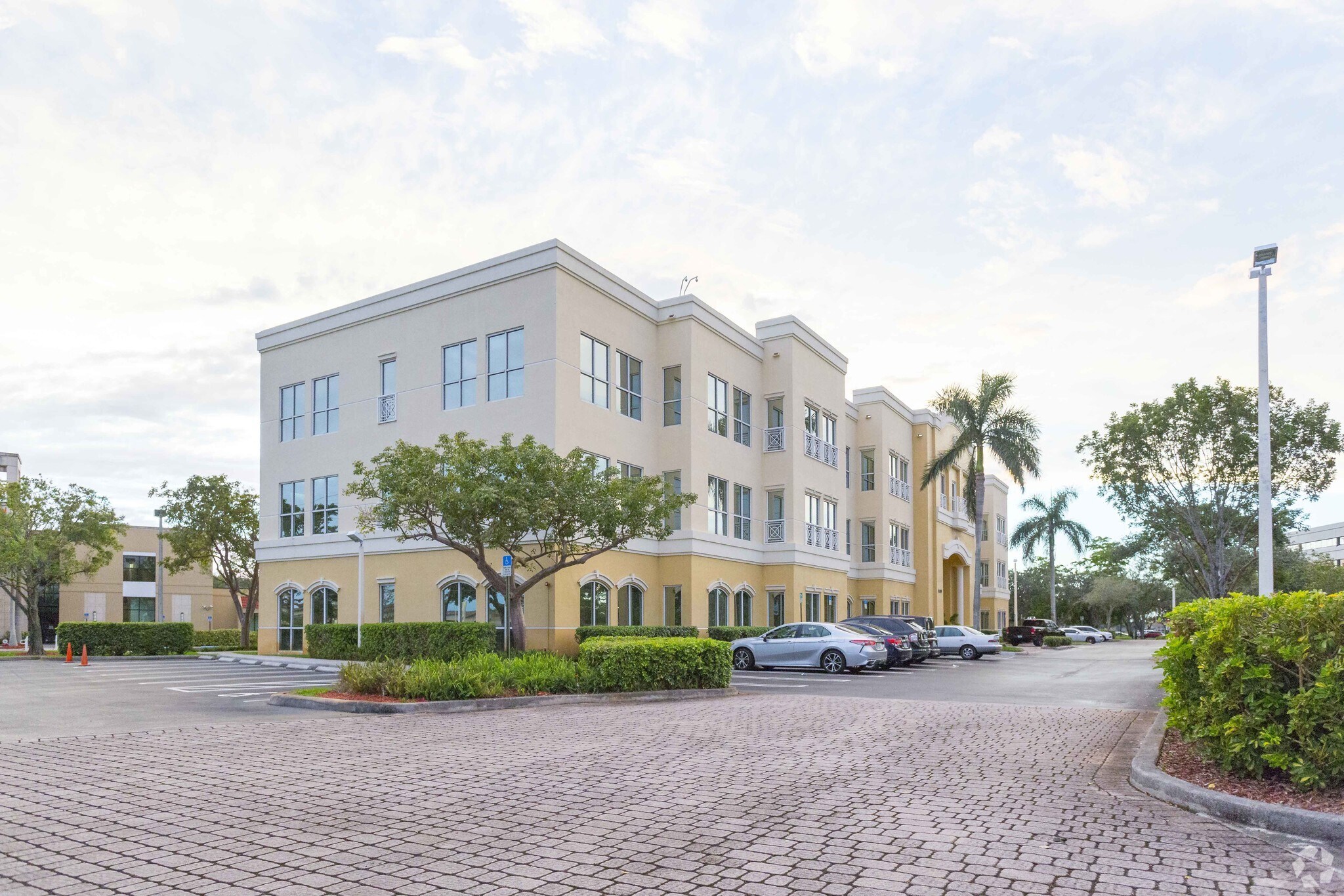 14400 NW 77th Ct, Miami Lakes, FL à louer Photo du bâtiment- Image 1 de 36