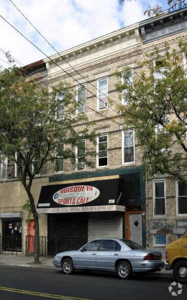 603 Seneca Ave, Flushing, NY à vendre - Photo principale - Image 1 de 2