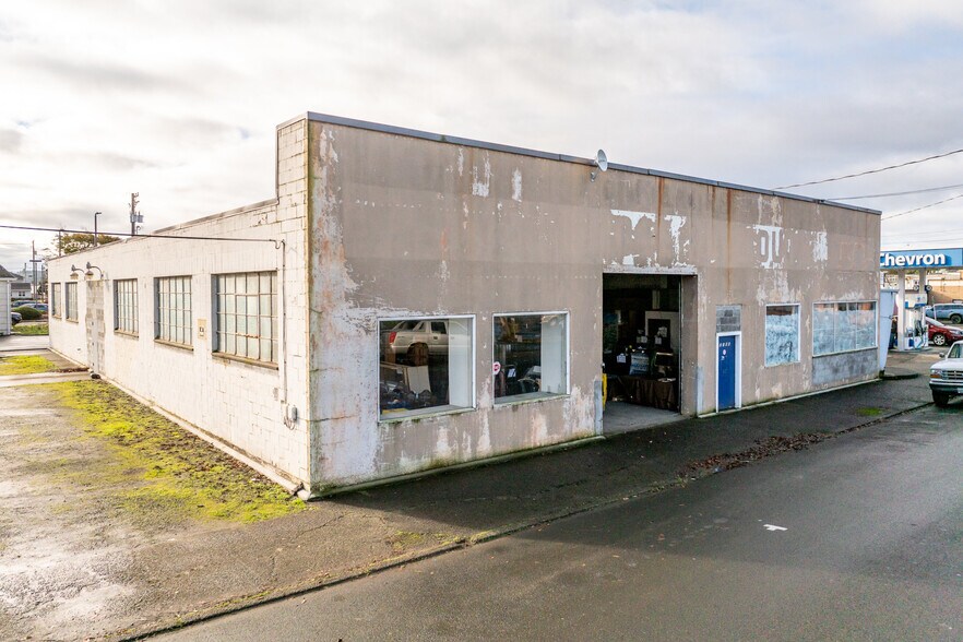 2105 4th St, Tillamook, OR à vendre - Photo du bâtiment - Image 3 de 44
