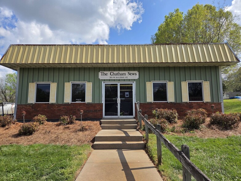 303 W Raleigh St, Siler City, NC for sale - Primary Photo - Image 1 of 7