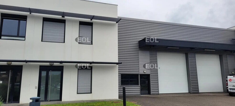 Flex dans Décines-Charpieu à louer - Photo du bâtiment - Image 2 de 8