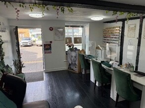 20 Aylesbury End, Beaconsfield for lease Interior Photo- Image 2 of 4