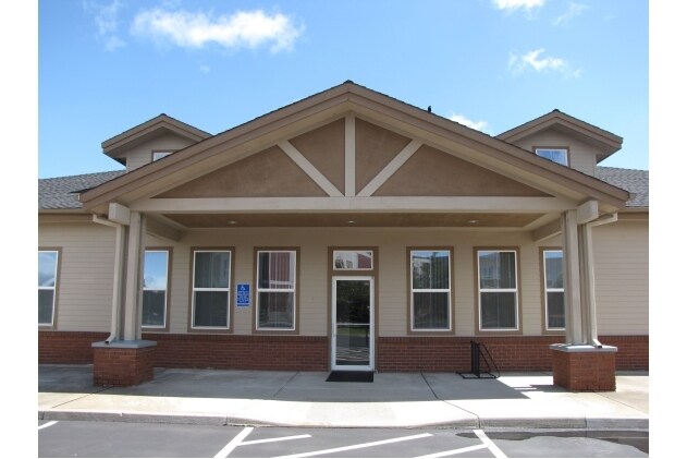 703 N Larch Ave, Sisters, OR à louer Photo du bâtiment- Image 1 de 4