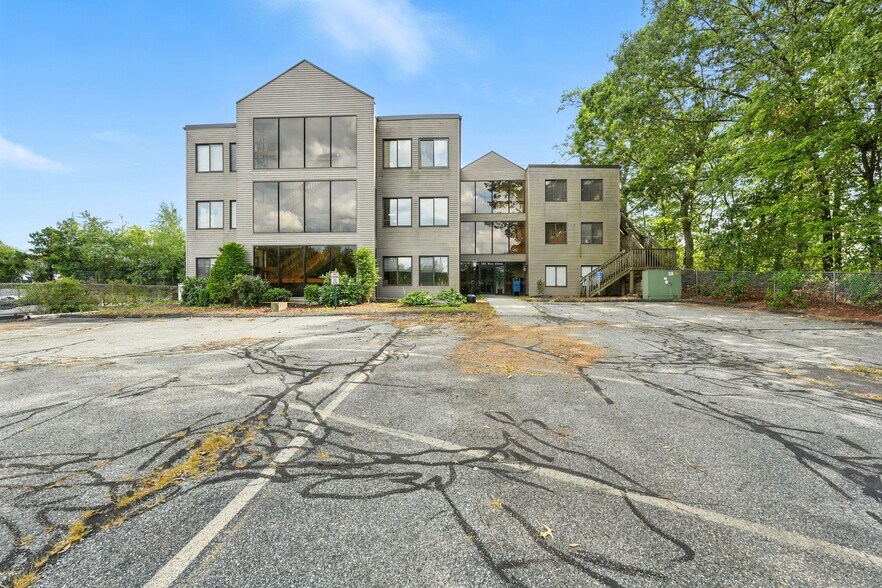 185 West Ave, Ludlow, MA à vendre - Photo du bâtiment - Image 1 de 51