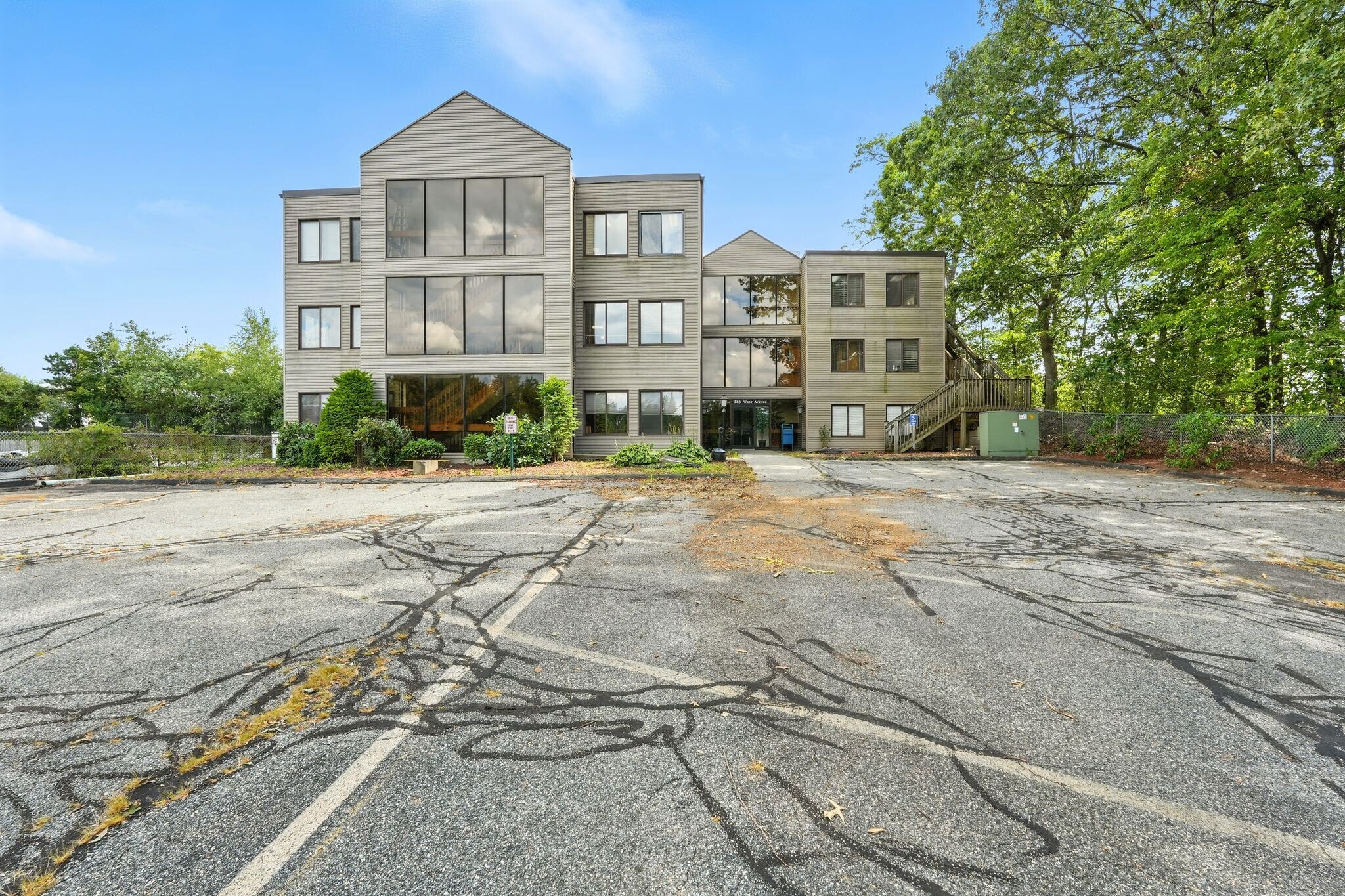 185 West Ave, Ludlow, MA à vendre Photo du bâtiment- Image 1 de 52