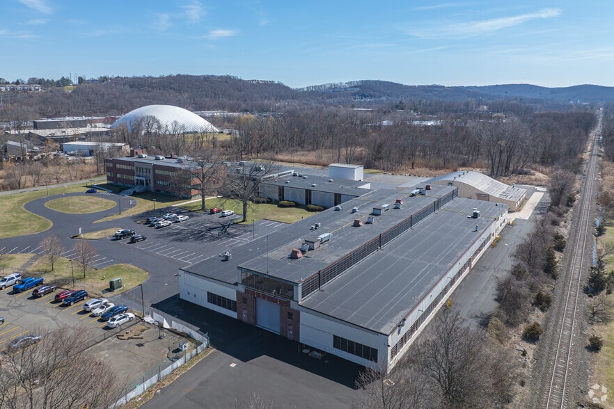 44 Shelter Rock Rd, Danbury, CT à louer - Photo du bâtiment - Image 2 de 11