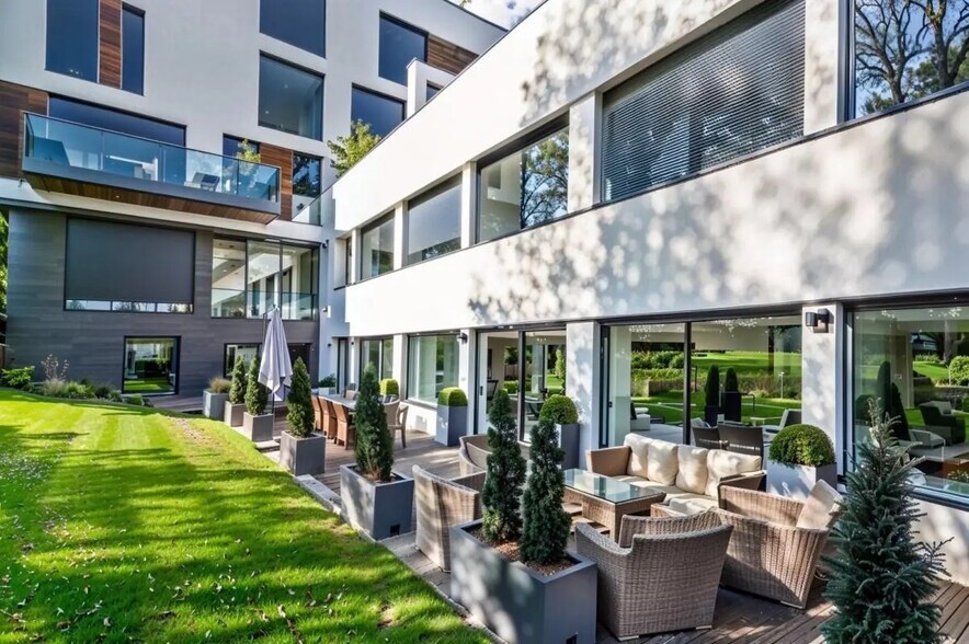 Bureau dans Rueil-Malmaison à vendre - Photo du bâtiment - Image 1 de 8