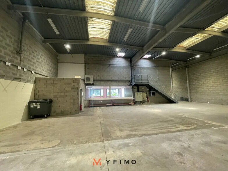 Flex in Épône for lease - Interior Photo - Image 2 of 5