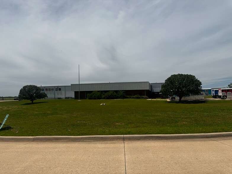 5301 SW 11th St, Lawton, OK for sale - Building Photo - Image 2 of 10