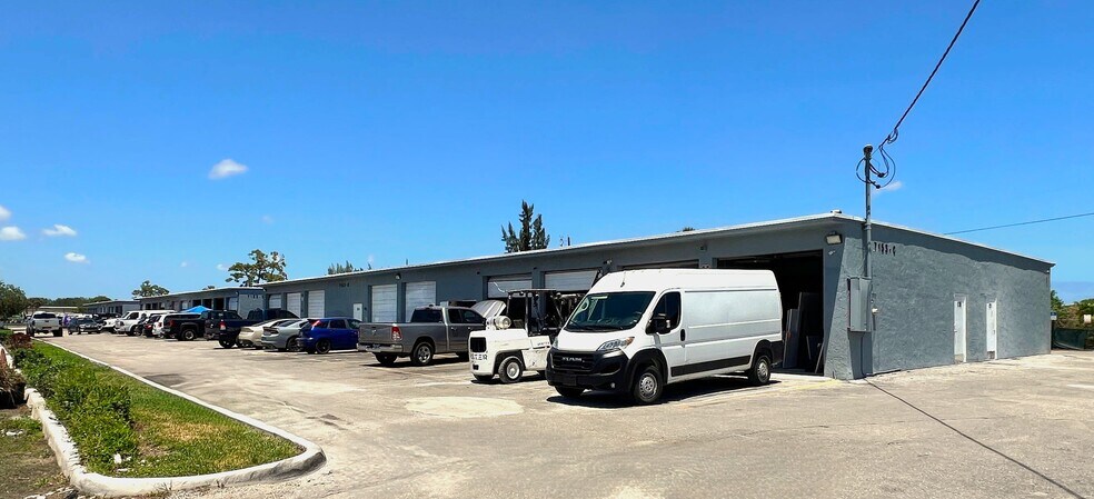 7153 Southern Blvd, West Palm Beach, FL à louer - Photo du bâtiment - Image 3 de 7