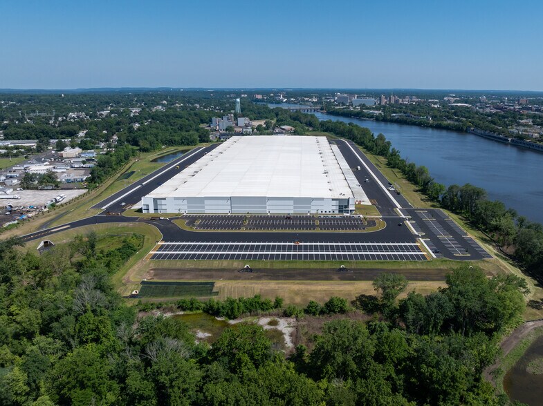 2300 S Pennsylvania Ave, Morrisville, PA à louer - Photo du bâtiment - Image 2 de 10