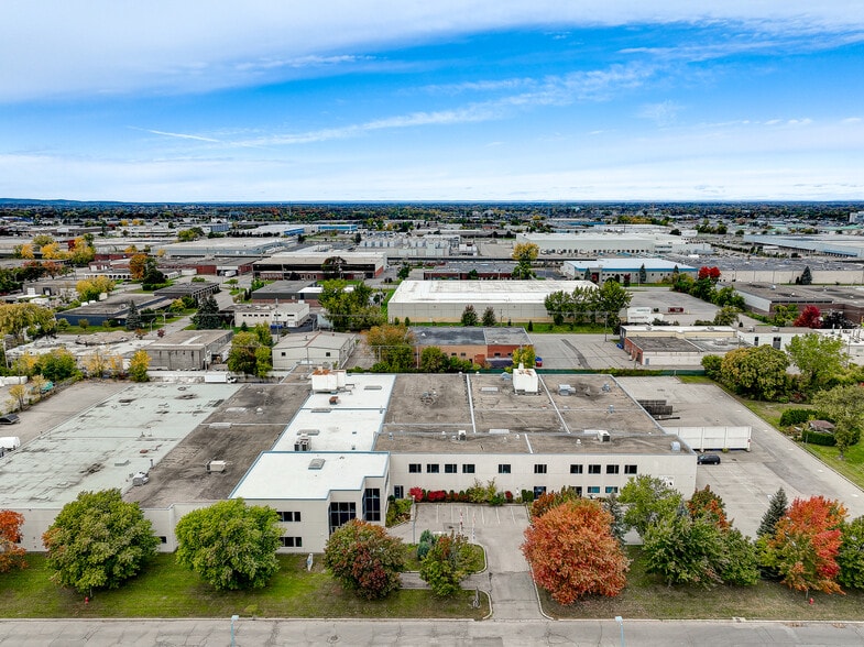 330 Av Avro, Pointe-claire, QC à louer - Photo du bâtiment - Image 2 de 11