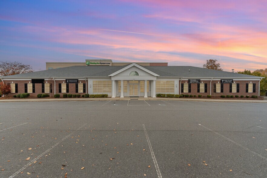 1201 Carolina Pl, Fort Mill, SC à louer - Photo du bâtiment - Image 1 de 1