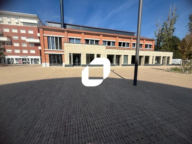 Retail in Neuilly-sur-Marne for lease Building Photo- Image 1 of 4
