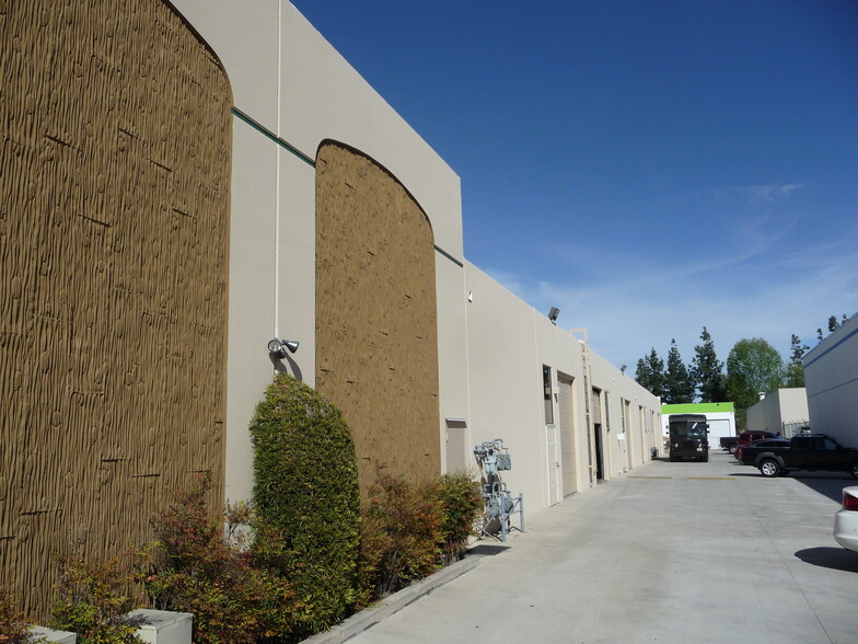 6430 Variel Ave, Woodland Hills, CA for lease - Building Photo - Image 3 of 8