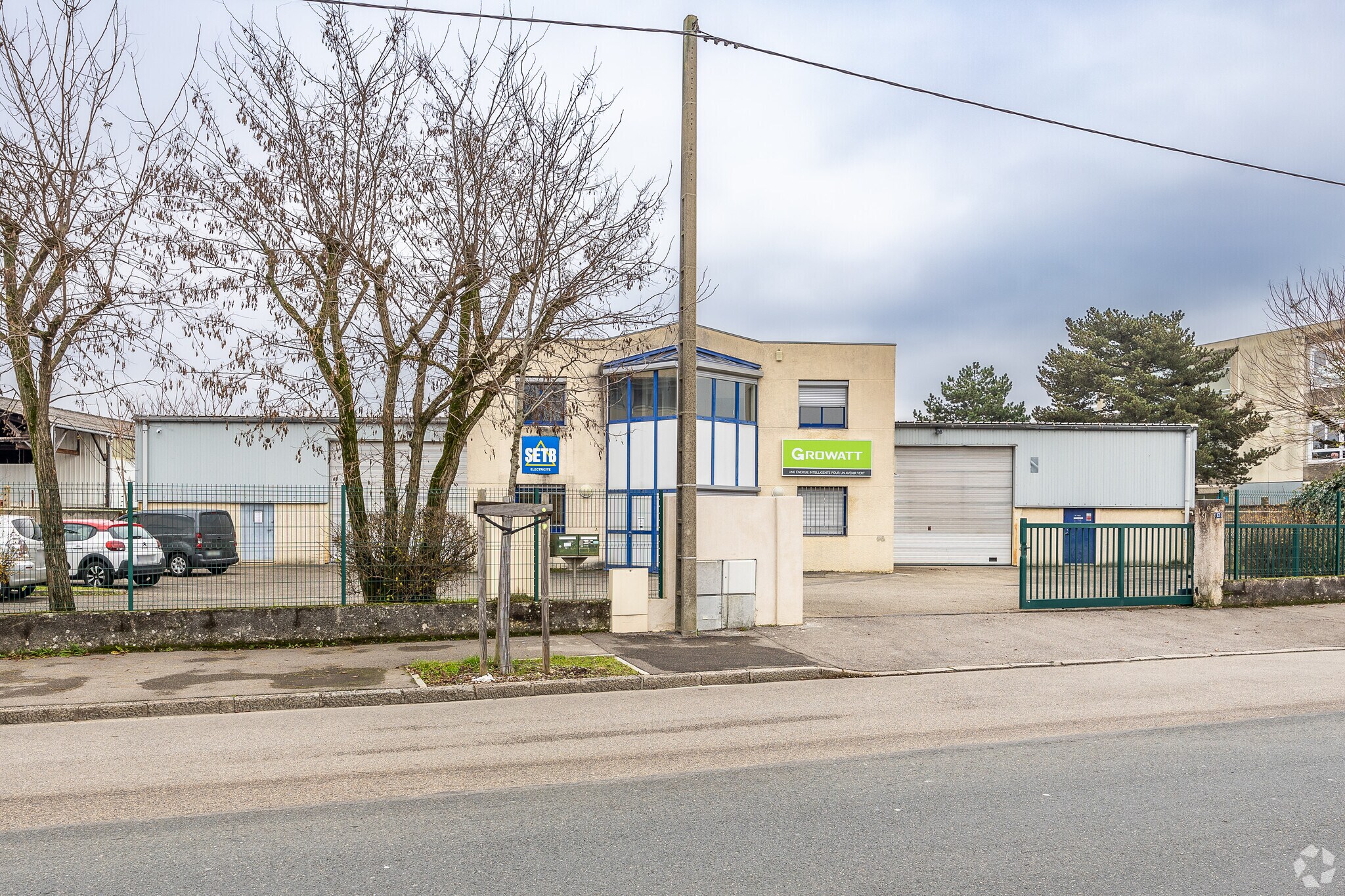 Flex in Vaulx-en-Velin for lease Primary Photo- Image 1 of 3