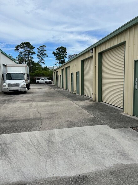 413 NE Baker Rd, Jensen Beach, FL à vendre - Photo du bâtiment - Image 2 de 12