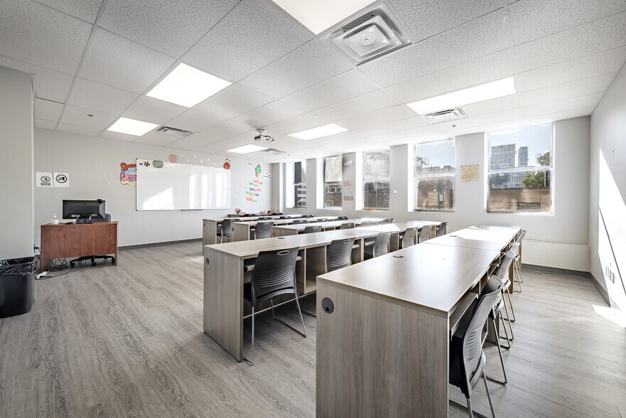 1265 Rue Berri, Montréal, QC à louer - Photo du bâtiment - Image 3 de 10