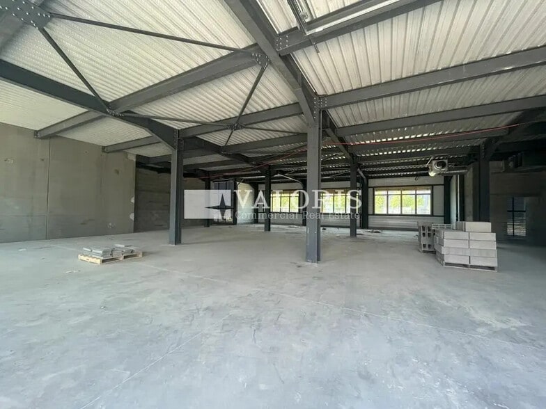 Flex in Vaulx-en-Velin for lease - Interior Photo - Image 3 of 11