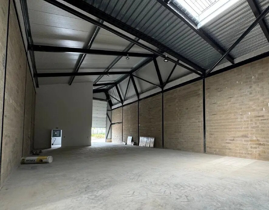 Local d'activités dans Hérouville-en-Vexin à vendre Photo du bâtiment- Image 1 de 11