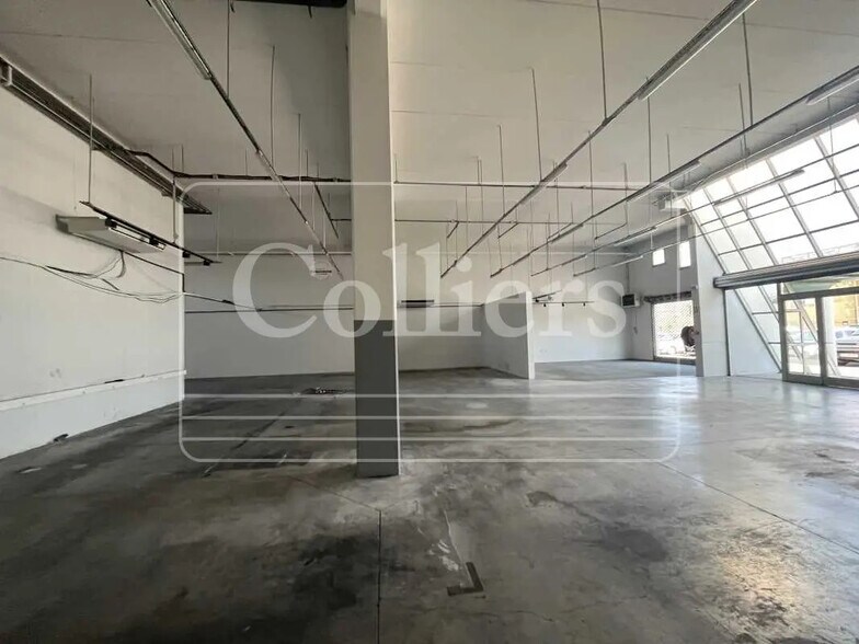 Flex in Aubagne for lease - Interior Photo - Image 3 of 6