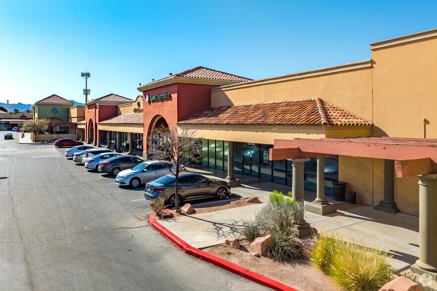 2241-2277 N Green Valley Pky, Henderson, NV à louer - Photo du bâtiment - Image 1 de 15