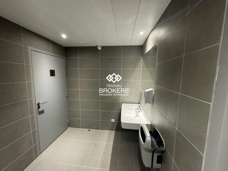 Office in Clichy for lease - Interior Photo - Image 3 of 4