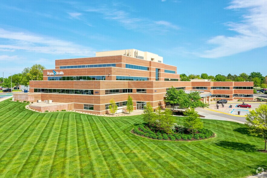 3901 Pine Lake Rd, Lincoln, NE for lease - Primary Photo - Image 1 of 9