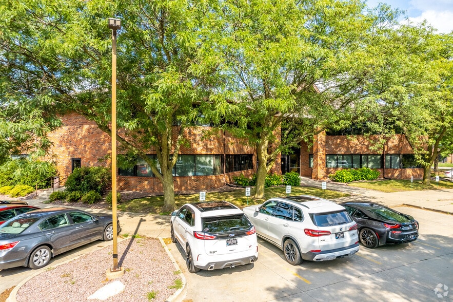 4949 Pleasant St, West Des Moines, IA à louer - Photo du bâtiment - Image 2 de 4